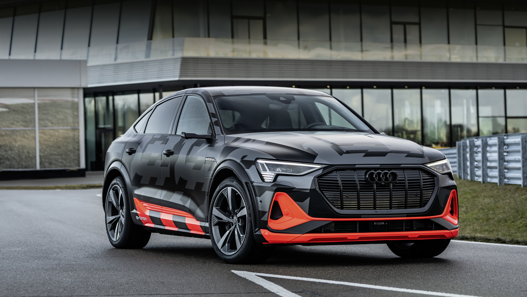 Паркетник Audi e-tron S предъявил три мотора на пятьсот три силы — DRIVE2