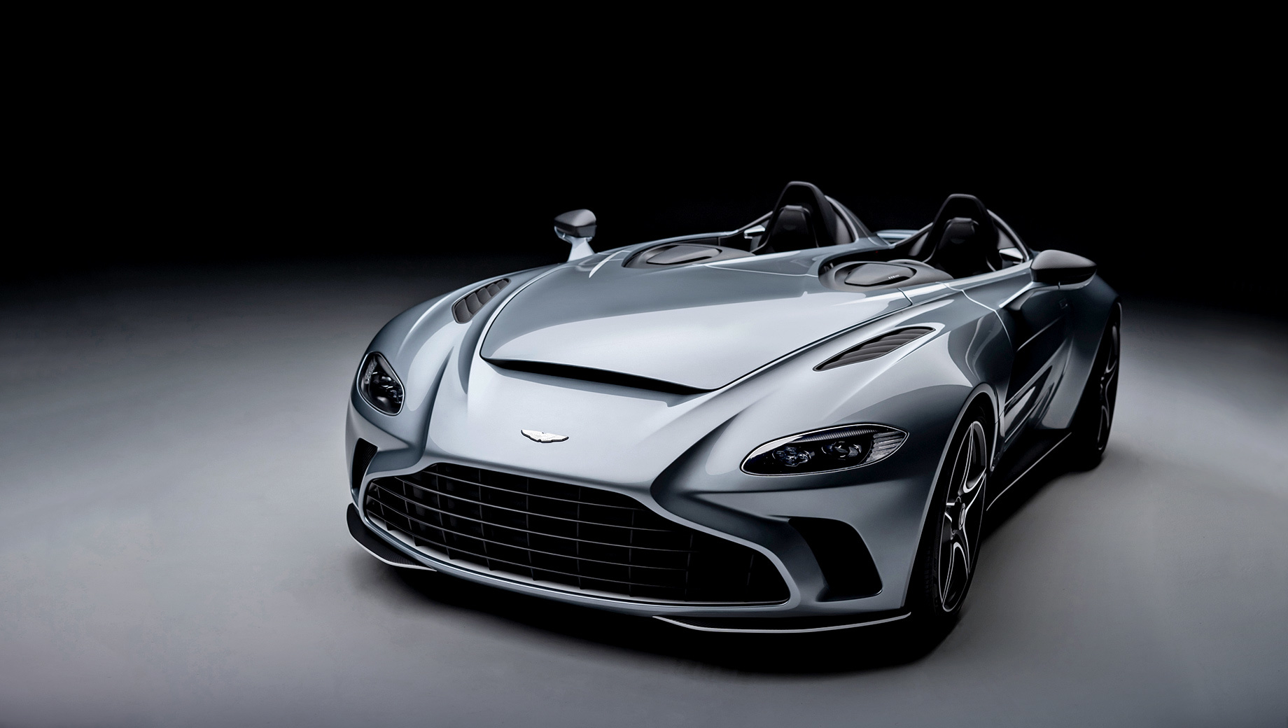 Aston martin v12 speedster. Для первого образца отделение Q by Aston Martin разработало особую ливрею F/A-18, с окраской Skyfall Silver, копирующей оттенок известного истребителя.