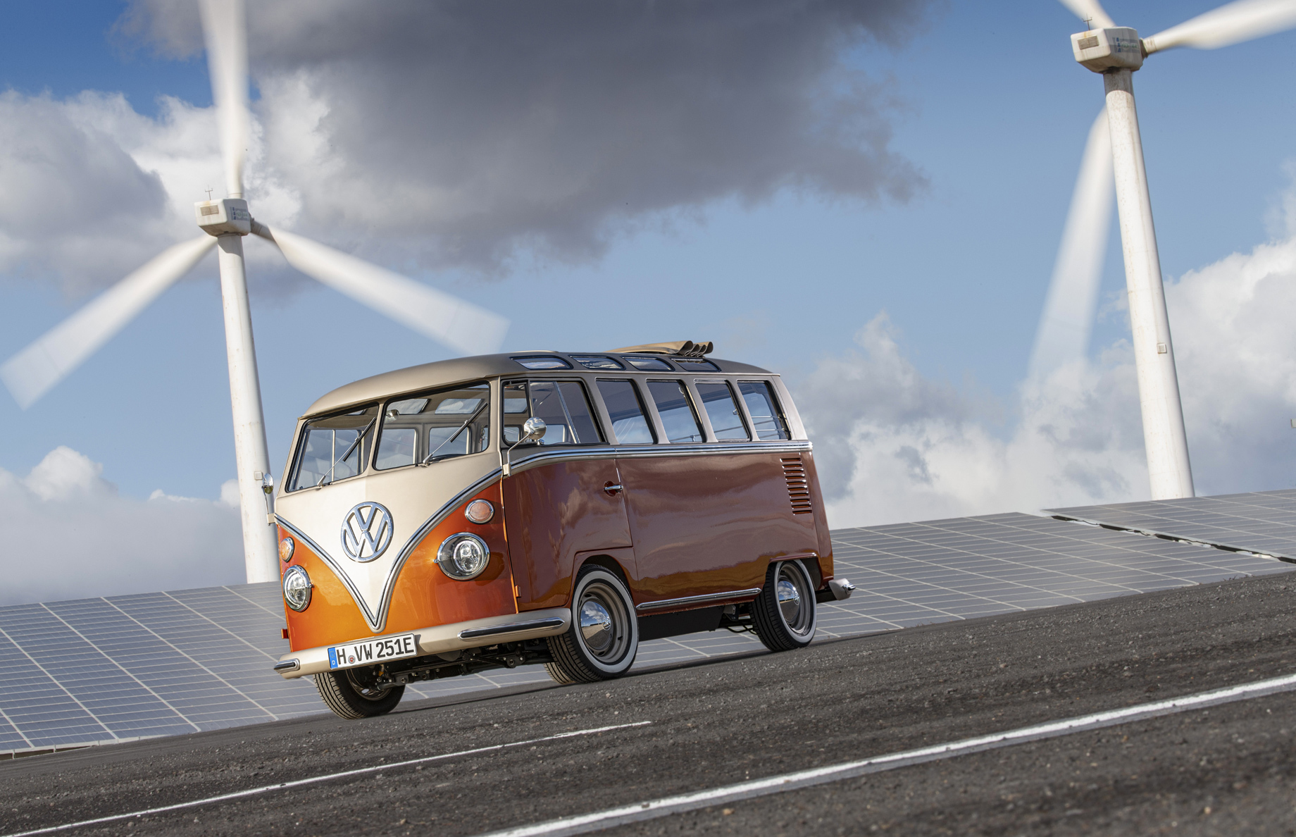             Дизайнерский центр Volkswagen Commercial Vehicles, отделы коммуникации и VWCV Vintage Vehicles постарались сохранить внешность классического микроавтобуса близкой к исходнику, но здесь сделано несколько намёков на его новую электрическую природу.
