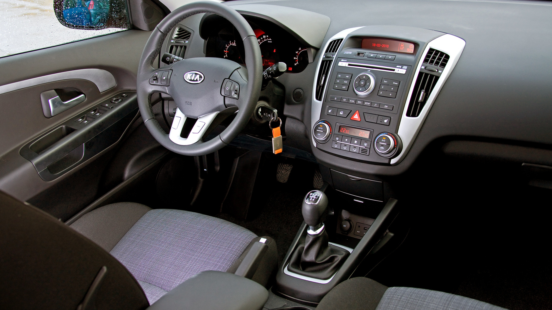 kia ceed 2011 интерьер