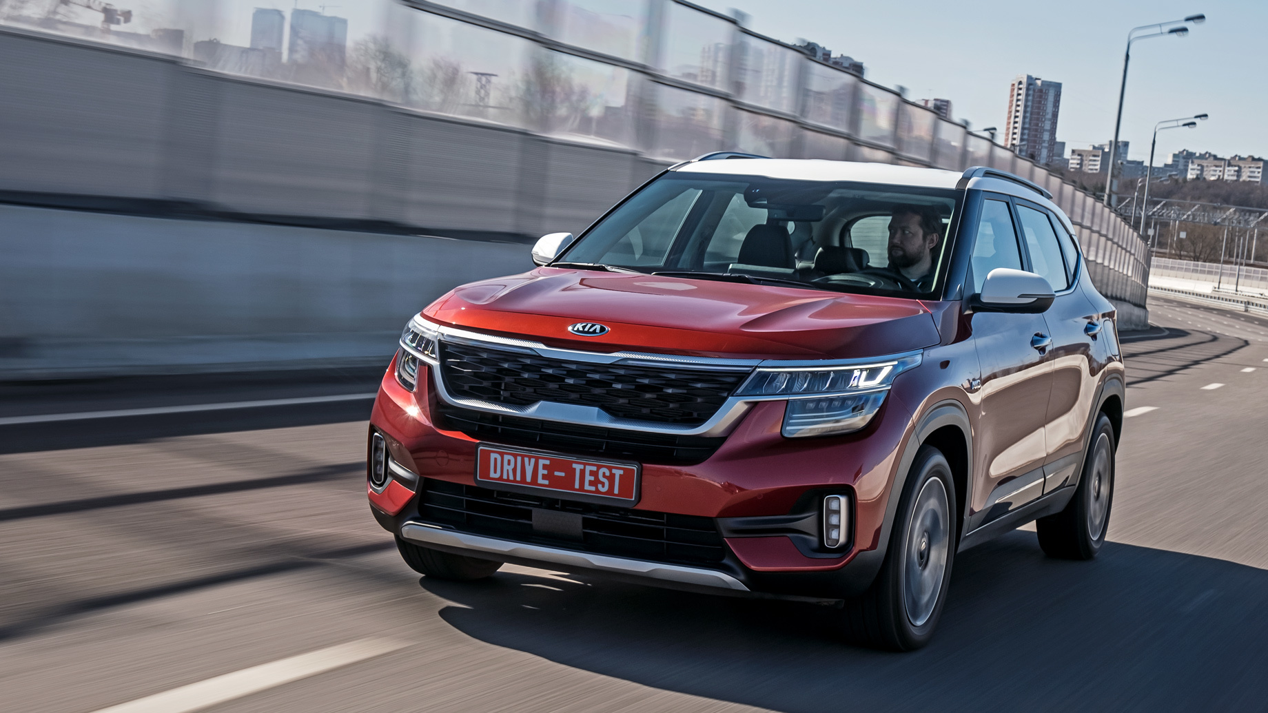             Kia радует широкой палитрой цветов и двухтоновыми комбинациями. В арсенале окрасочного цеха Geely ― всего пять колеров, зато три из них «весёлые»: оранжевый, красный, ярко-синий. У Шкоды гамма из восьми оттенков, в основном холодных и мрачных.
