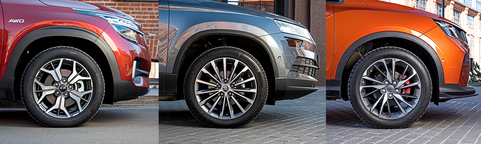             Seltos Premium должен комплектоваться 18-дюймовыми колёсами, но они пока недоступны. Кароку, напротив, официально положены максимум 17 дюймов, а тут диаметр на дюйм больше. Для Geely — это стандартный размер. Красные суппорты ― особенность двух топ-версий Flagship и Flagship Sport.
