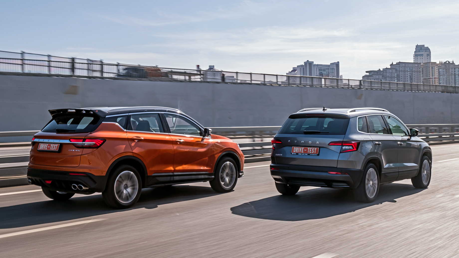             По нашим замерам клиренс всех трёх машин составляет 160 мм. Если для Шкоды он соответствует заявленному, у Kia явно уменьшен нештатной стальной защитой. Geely не стесняется обещать 196 мм. Чёрные защитные элементы на колёсные арки Карока ― опция.
