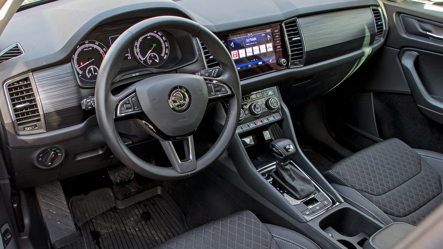             Kodiaq ― это более качественная отделка и два перчаточных ящика вместо одного. Сиденья не унифицированы: у Карока они чуть более хваткие.
