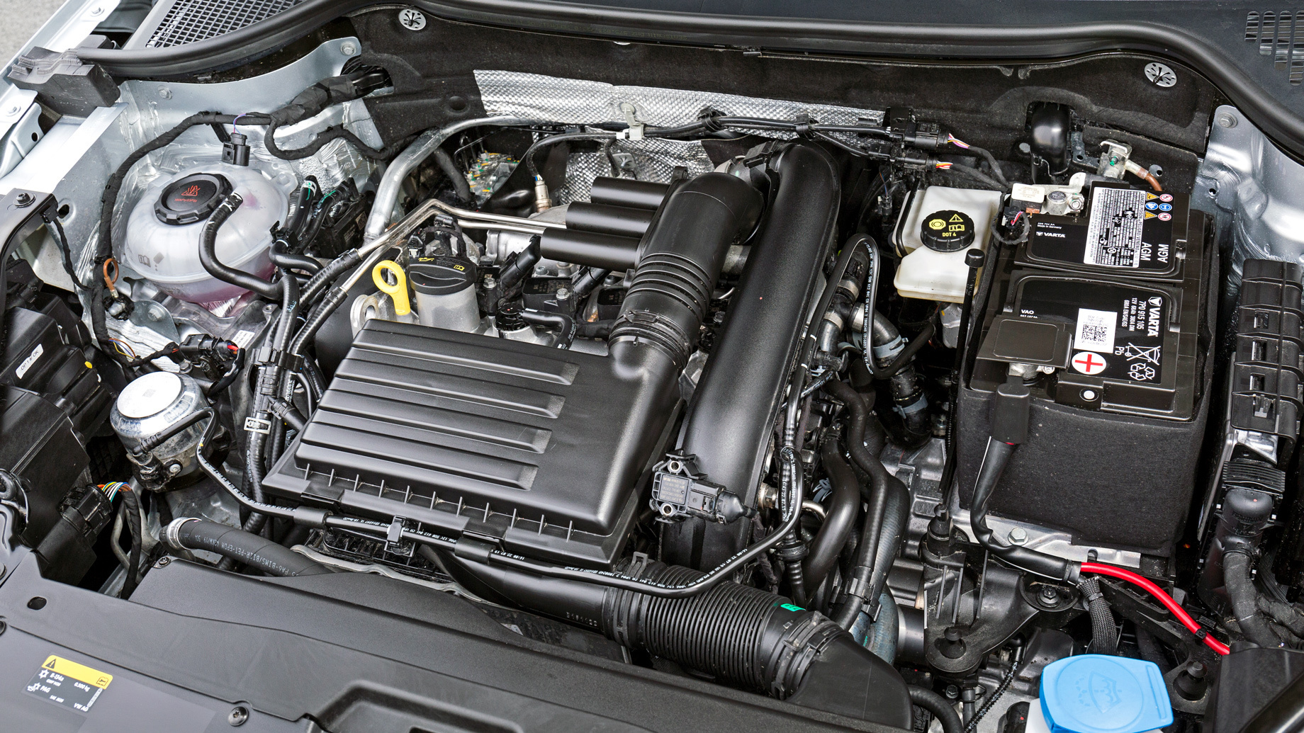             Бензиновый мотор 1.4 TSI объёмом 1395 см³ относится к семейству EA211. Агрегат с облегчённым блоком из алюминиевого сплава оснащён непосредственным впрыском топлива, ременным приводом ГРМ, фазовращателями на обоих распредвалах и турбокомпрессором, перепускной клапан которого управляется электроприводом. Также установлена хитрая двухконтурная система охлаждения, причём через интеркулер антифризом охлаждается и наддувочный воздух. Масса двигателя — 106 кг. Восьмиступенчатый «автомат» поставляет Aisin, в номенклатуре которого эта коробка значится как AQ300-8F.
