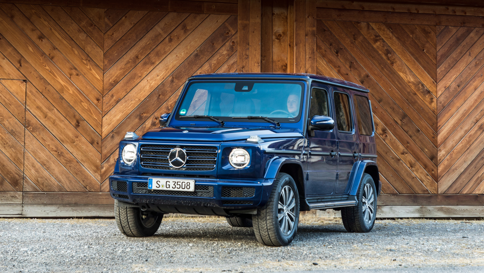 Mercedes g. В прошлом году в России нашёл покупателей 1391 экземпляр Гелендвагена, и это была четвёртая строчка в сегменте. Нынешний диапазон цен: от 7,94 млн рублей за 249-сильную версию G 350 d до 13,83 млн за 585-сильный вариант G 63.