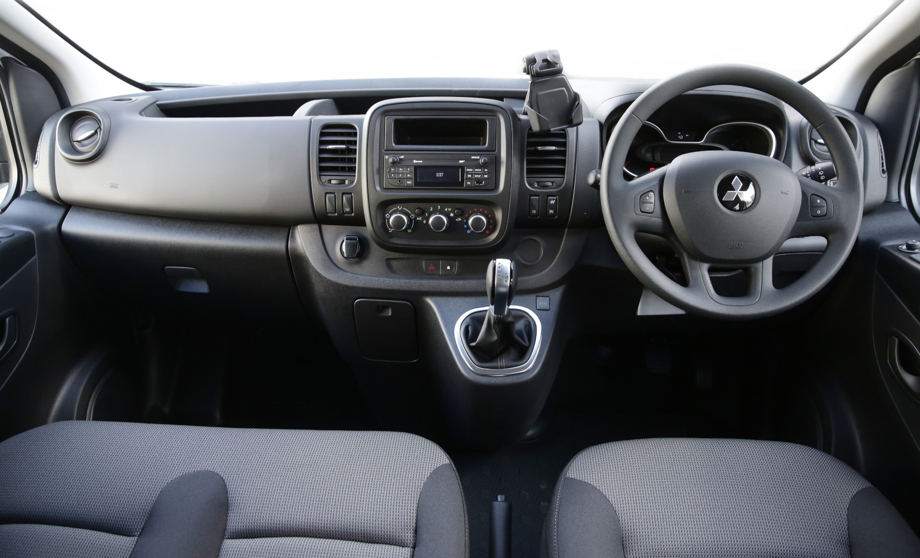             В отличие от Renault, в Mitsubishi не будет интерфейсов Apple CarPlay и Android Auto  (по крайней мере на старте продаж), передаёт издание Car Advice. Камера заднего вида будет стоять только на двухпедальных версиях Mitsubishi (а у Renault — во всех). Но хотя бы задние датчики парковки присутствуют во всех вариантах Экспресса.
