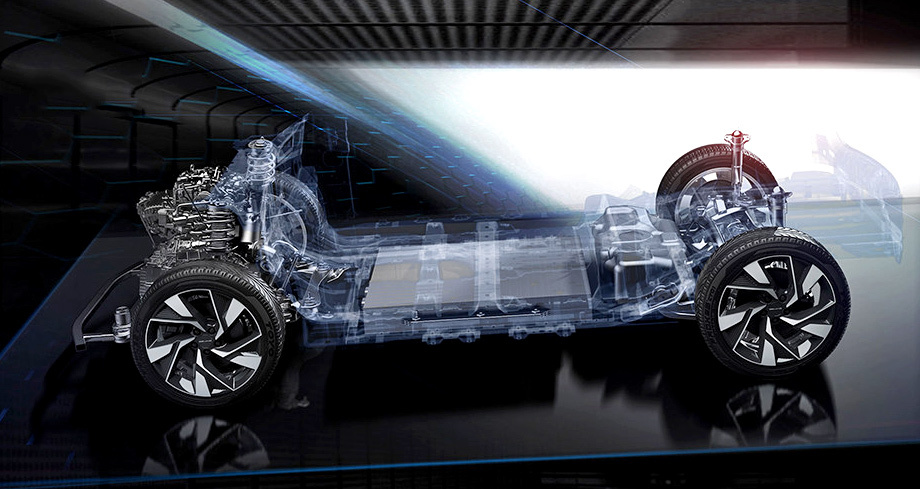Группа BAIC 17 лет <a href="/e/BuIvAEAAATE" class="c-link">сотрудничает</a> с Даймлером и <a href="/e/B3IwgEAAAv0" class="c-link">входит</a> в число его акционеров. В 2016 году прошла информация о <a href="/e/BkakQEAABRk" class="c-link">передаче</a> Сенове одной из платформ Мерседеса. Стало быть, BMFA (на фото) — это MFA, Modular Front Architecture, первого поколения: переднеприводная «тележка» (McPherson спереди, многорычажка сзади) с поперечным расположением агрегата. Mercedes-Benz сейчас использует <a href="/e/BvL_QEAAAa4" class="c-link">MFA2</a>.
