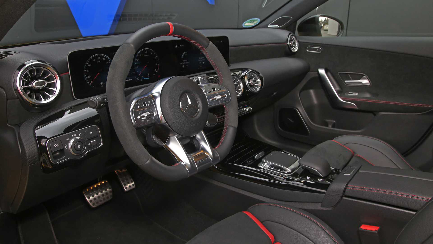 Mercedes CLA 45 AMG салон