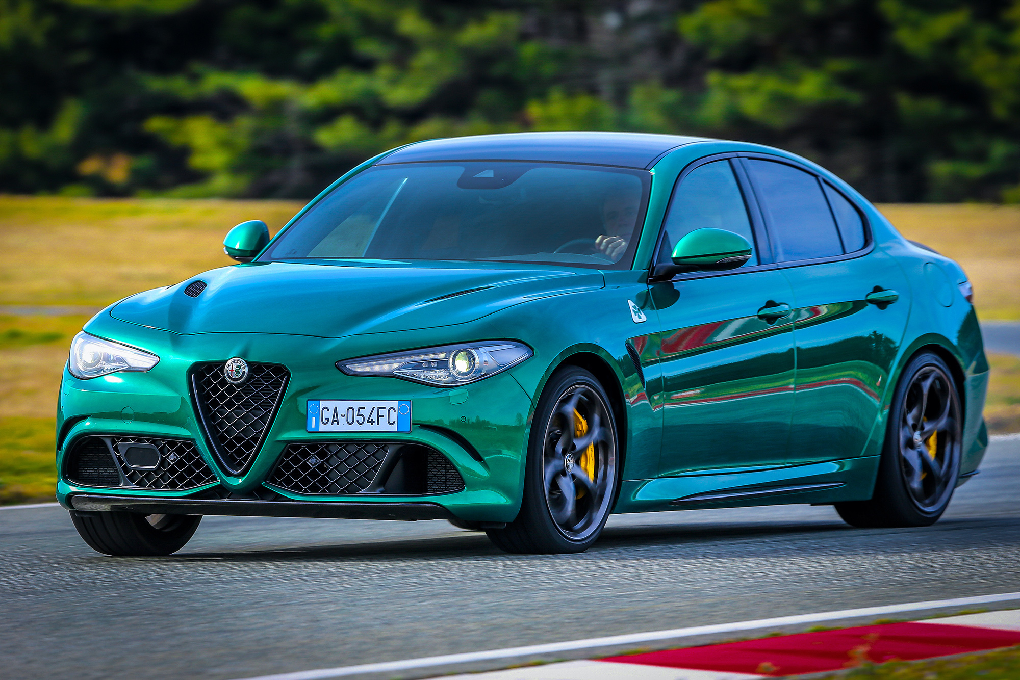 Alpha cars. Альфа Ромео Giulia 2020. Alfa Romeo Giulia зеленая. Альфа Ромео Giulia Quadrifoglio 2020.