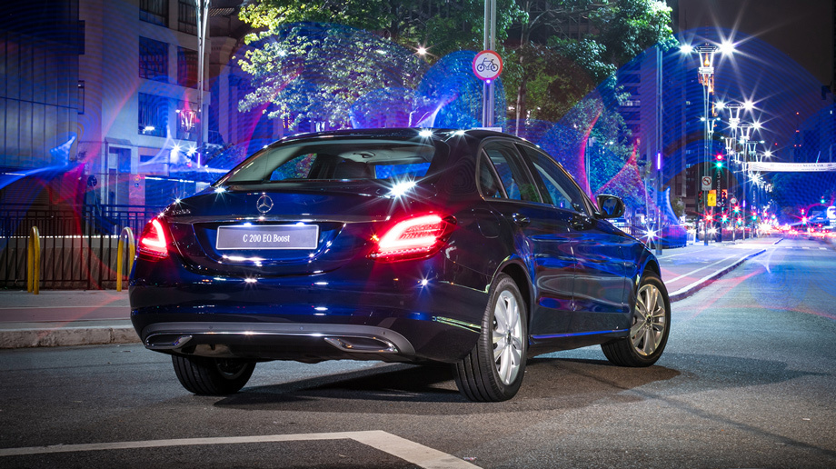             Первым в мерседесовской гамме мотор 1.5 М 264 в сочетании с 48-вольтовой гибридной системой получил рестайлинговый <a href="/e/Bt7CgEAAAHI" class="c-link">C 200</a>, который продаётся в Европе. В Германии такой седан оценён в 40 тысяч евро (3,2 млн рублей).
