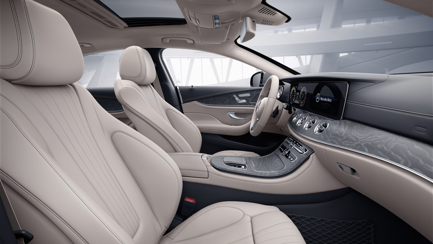             Кожаная обивка сидений, электрорегулировки передних кресел, отделка передней панели искусственной кожей и натуральным деревом и два дисплея диагональю 12,3 дюйма каждый не требуют доплаты.
