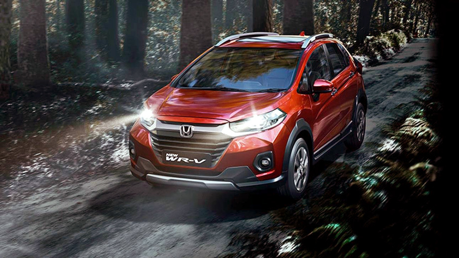             Honda WR-V, которая как раз базируется на платформе Джаза, претерпела подтяжку лица для Индии — в связи с переходом на эконормы <a href="/e/B0KsAEAAGR8" class="c-link">BS VI</a>. Хотя премьеры ещё не было, ясно, что поменялась решётка, а фары и фонари стали светодиодными. Оснащение пополнено круиз-контролем и панорамной крышей.
