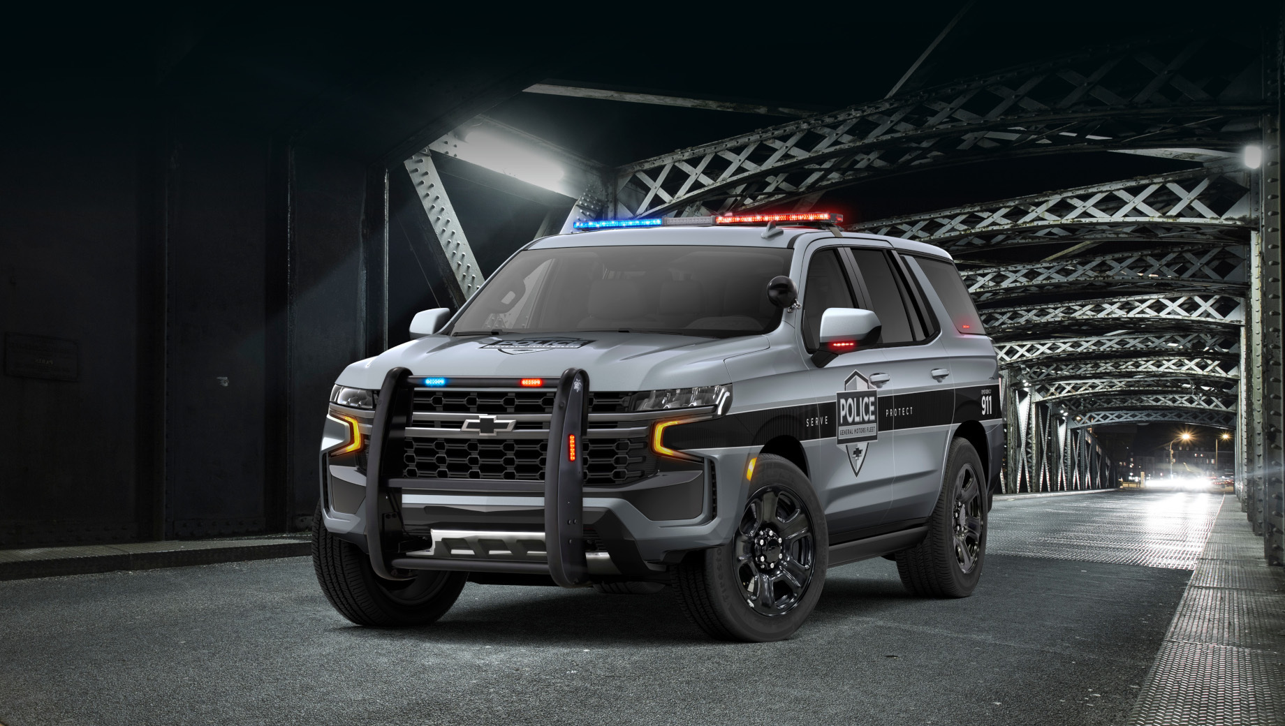 Chevrolet tahoe. Внешность полицейской машины основана на версии Tahoe Z71, но тут есть и специфические для полиции узлы и детали, и оригинальные шины с колёсами, рассчитанными на большие скорости, при этом выносливые.