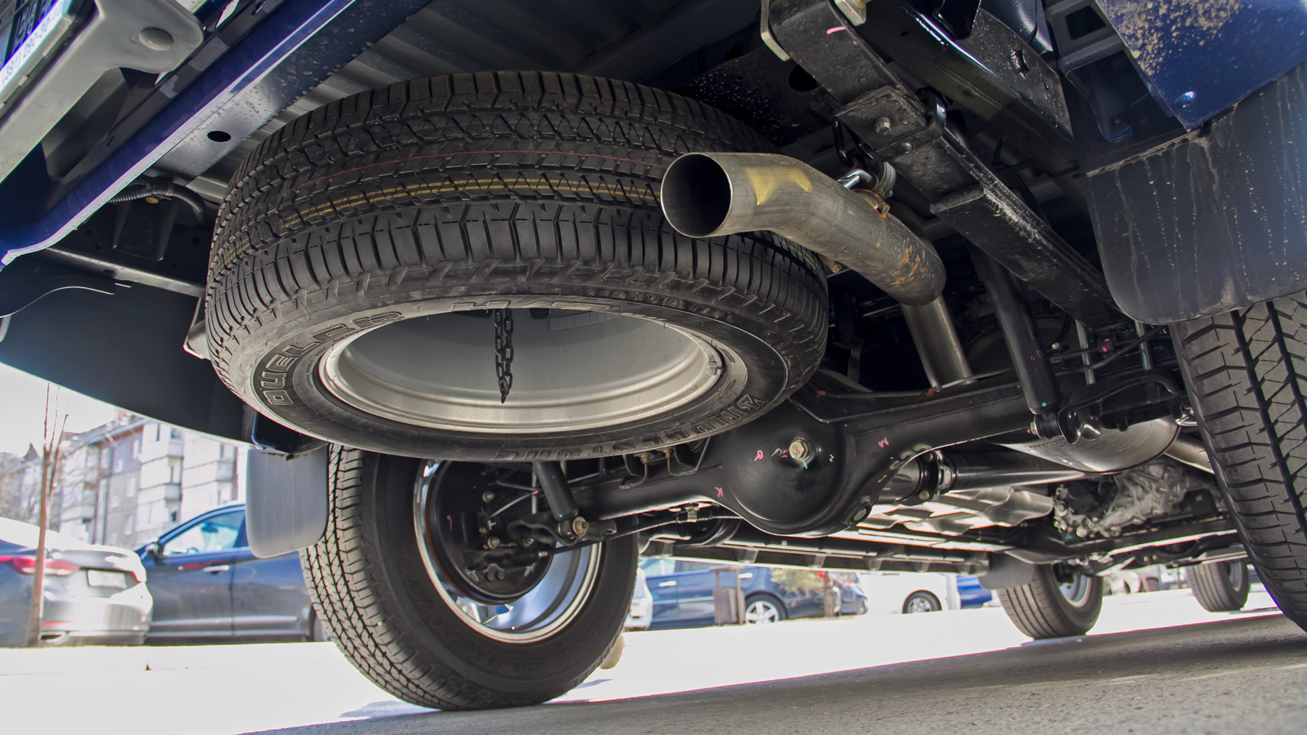             После модернизации 2018 года задние рессоры Ди-Макса состоят не из пяти листов, а из трёх. Вероятно, недостаточный диаметр проушины объясняется путаницей со спецификациям.
