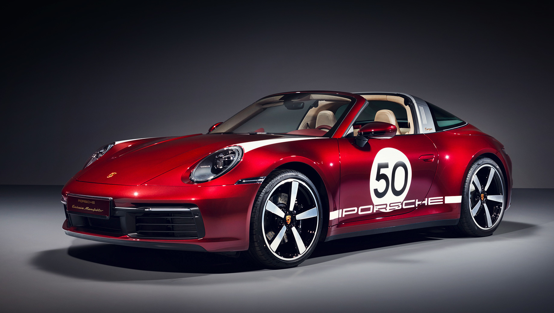 Porsche 911,Porsche 911 targa. Заказы на двухдверку Targa 4S Heritage Design уже принимаются, а первые машины появятся в шоу-румах осенью. Можно будет выбрать один из пяти базовых цветов кузова (вишнёвый, чёрный, красный, серебристый или светло-серый) или заказать индивидуальный колер. Диаметр колёс Fuchs (отсылка к Porsche 911 S 1967 года) — 20 дюймов спереди и 21 дюйм сзади.