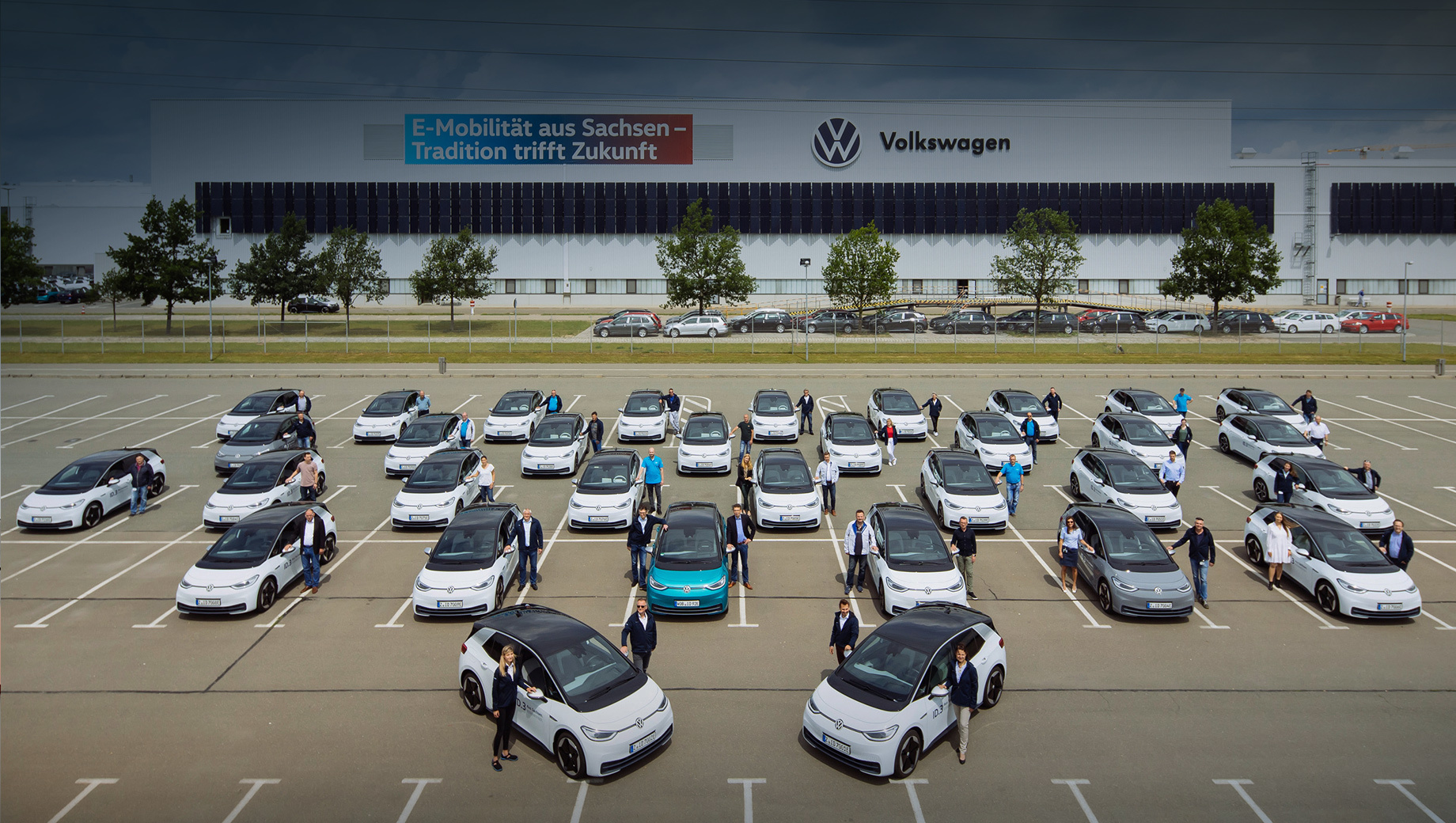 Volkswagen id 3. Хэтчи приветственной серии 1st Edition имеют мотор на 150 кВт (204 л.с., 310 Н•м), батарею ёмкостью 58 кВт•ч, запас хода в 420 км и цену от 40 000 до 50 000 евро (3,1–3,9 млн рублей). Все опытные образцы для работников собраны в Цвиккау и будут регулярно обновлять софт в процессе тестирования.