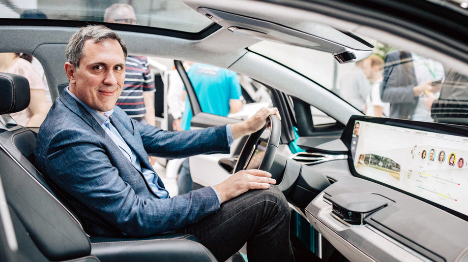 «Это очень сложное решение. Компания столкнулась с большим экономическим давлением, поскольку план финансирования не выполнен по графику, — объяснил сотрудникам Кирхерт. — Необходимо временно приостановить бизнес-операции и обсудить с акционерами следующий шаг. Вероятно, мы продолжим реструктуризацию со снижением затрат на персонал».