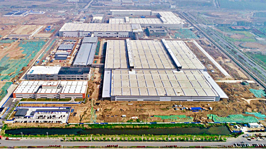 Для производства паркетника M-Byte и (в перспективе) седана <a href="/e/BwBEgEAAATY" class="c-link">K-Byte</a> компания построила новый завод в китайском Нанкине, который рассчитан на 100–300 тысяч машин в год. Выпуск предсерийных прототипов «эм-байта» планировался на октябрь.