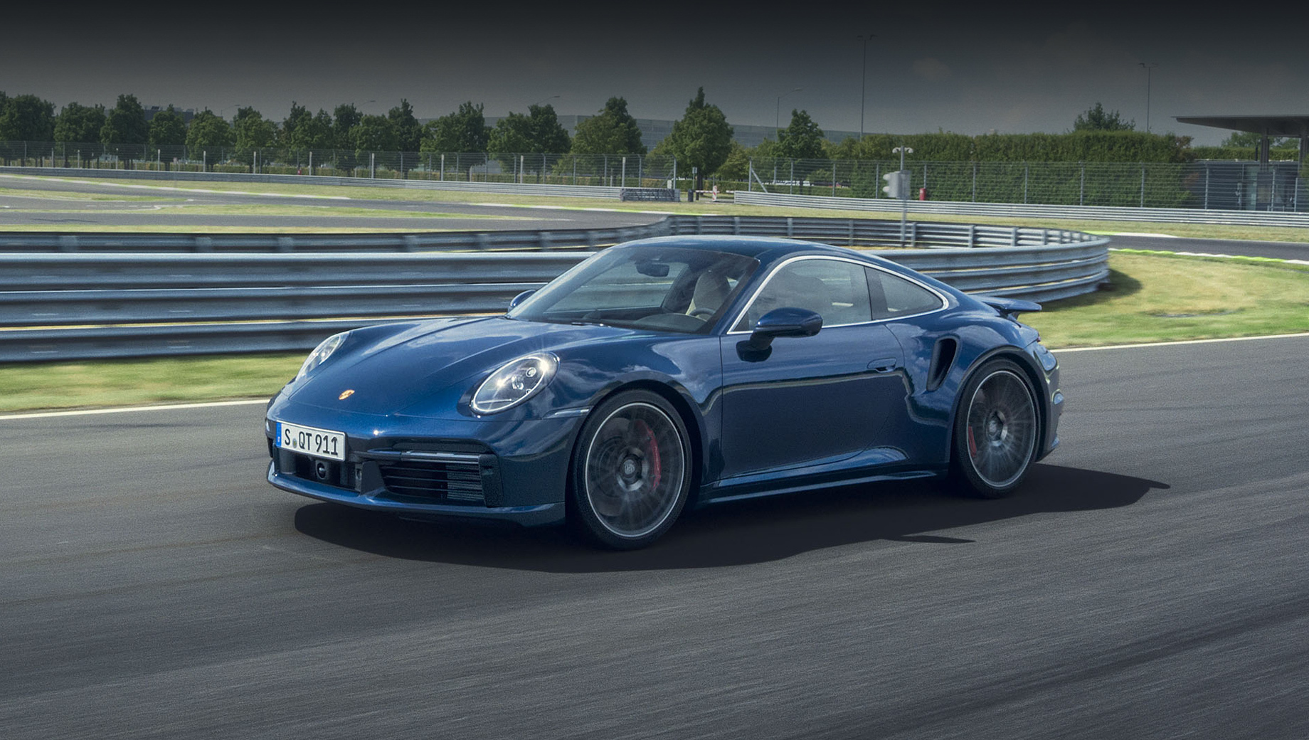 Porsche 911,Porsche 911 turbo. Модель 911 Turbo выглядит, как Turbo S. У них одинаковая ширина кузова: 1900 мм, на 48 мм больше, чем у базового 911-го, и на 20 мм больше, чем в прошлом поколении.