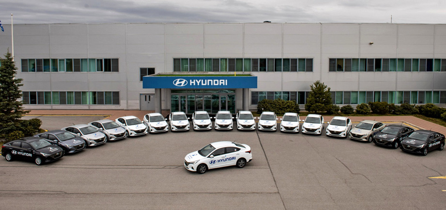 Основной российский <a href="https://www.drive.ru/news/hyundai/4efb32d200f11713001e2605.html" target="_blank" rel="noopener" class="c-link">завод</a> Hyundai тоже находится в окрестностях Петербурга. Он способен собирать по полному циклу до 200 000 автомобилей в год. Двухмиллионная машина <a href="/e/B607wEAAAXU" class="c-link">выпущена</a> в феврале. На фото: 18 обновлённых <a href="/e/B9FKAEAAADk" class="c-link">Солярисов</a>, которые ХММР в апреле передал городу для борьбы с эпидемией.
