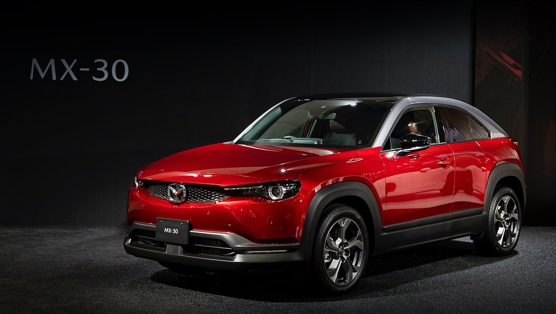 Mazda mx-30. Продажи гибридного кроссовера Mazda MX-30 в Японии стартуют через месяц-полтора, а до Европы модель доберётся в начале 2021 года. Позже начнутся поставки электрической модификации. В Германии такая стоит от 23 165 евро (2 млн рублей) с учётом государственного субсидирования покупки в размере 9480 евро (820 тысяч рублей).