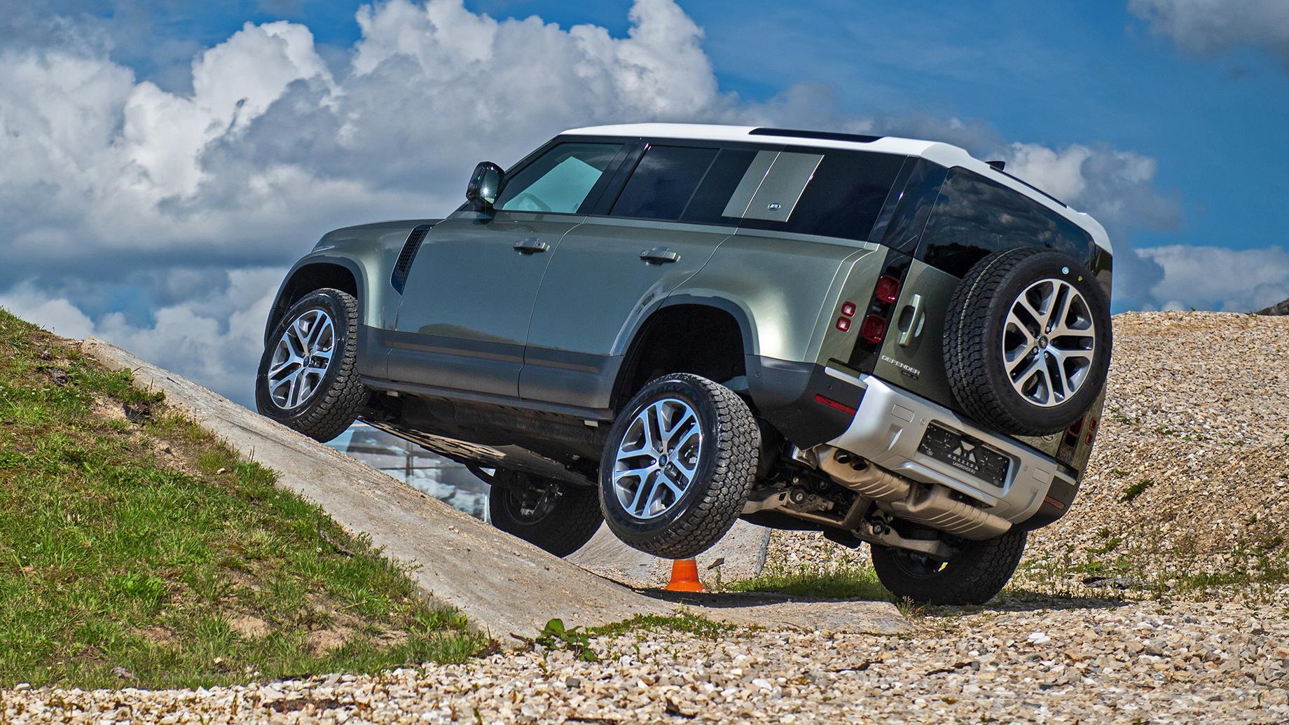 Привлекаем Драйв2 к разговору про Land Rover Defender 110 — ДРАЙВ