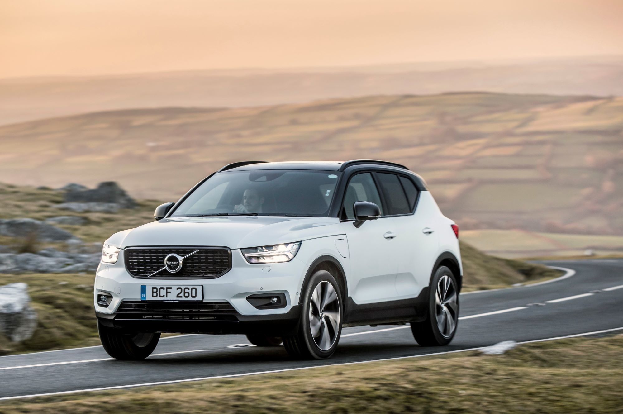 В семействе гибридных Volvo XC40 появилась версия попроще — ДРАЙВ