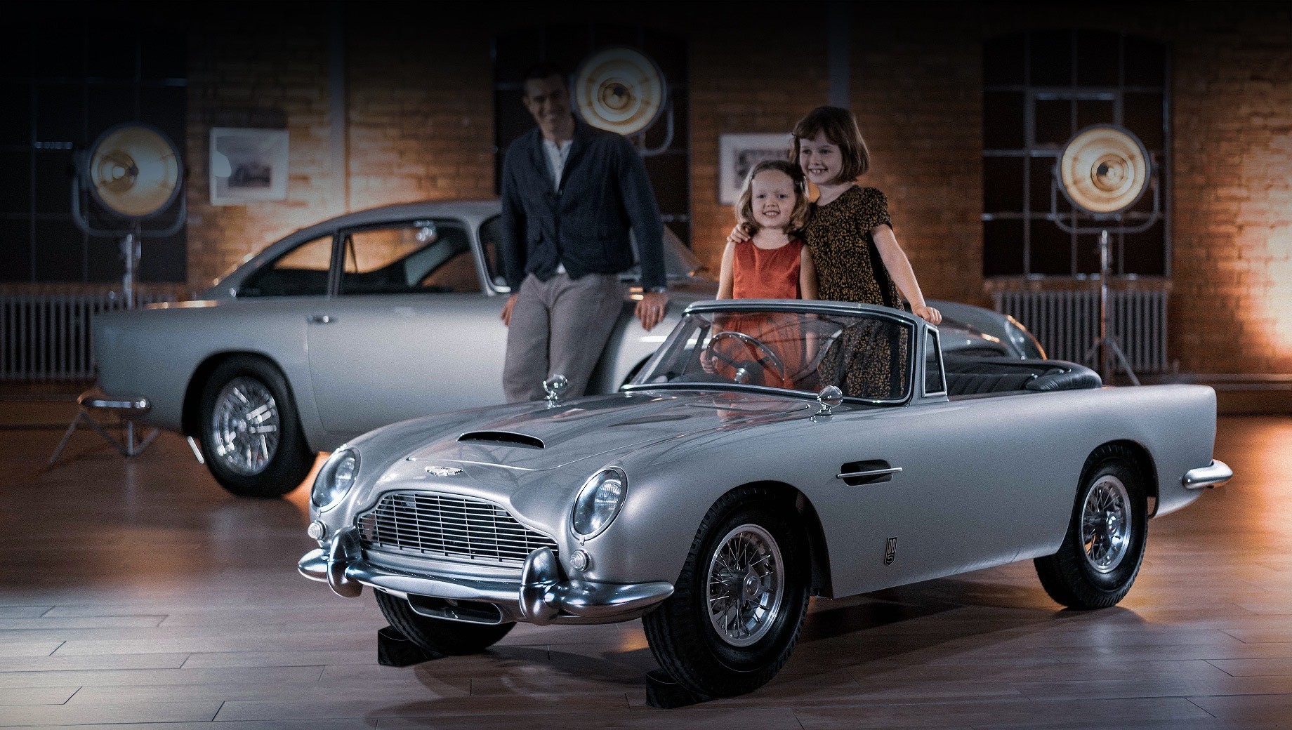 Aston martin db5,Aston martin db5 junior. Британцы уже принимают заказы на электрокар Aston Martin DB5 Junior. Начальный вариант оценивается в 35 000 фунтов (3,5 млн рублей), а более мощный Vantage — в 45 000 (4,5 млн). Всего сделают 1059 машин. Столько же было выпущено оригинальных купе с 1963 по 1965 год.