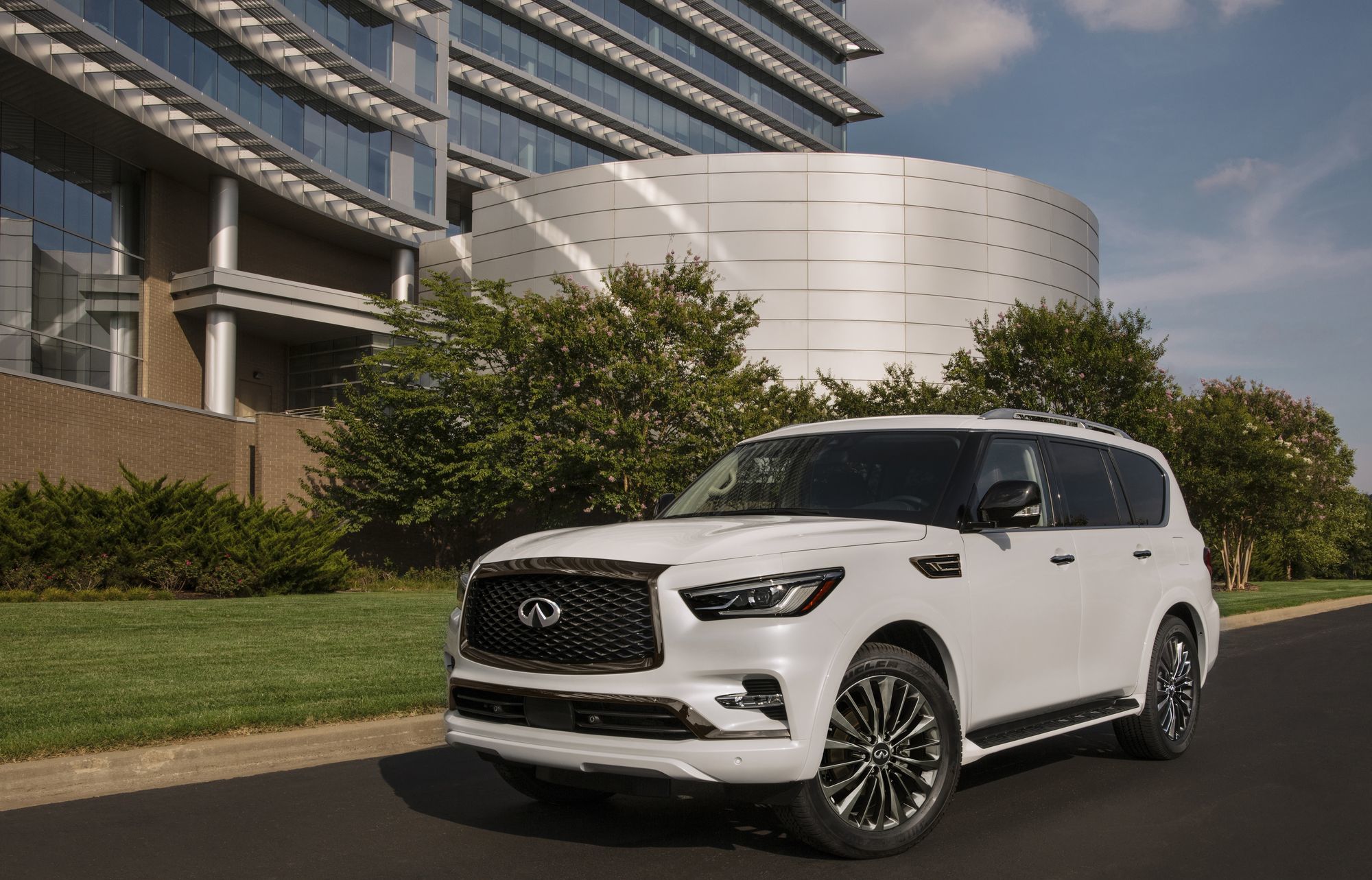 Внедорожнику Infiniti QX80 продлили жизнь обновлением — ДРАЙВ