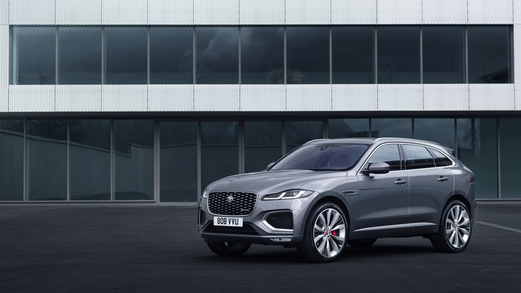 После обновления Jaguar F-Pace полностью сменил салон — ДРАЙВ