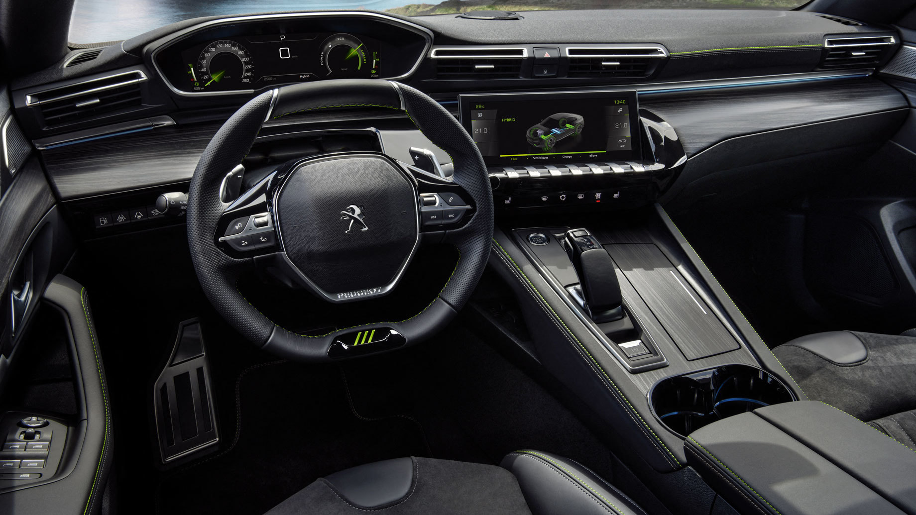 Типичный для Peugeot 508 интерьер <a href="/e/BjIggAAAAJ0" class="c-link">i-Cockpit</a> украшен кожей Nappa, алькантарой, алюминием, деревом и тремя «криптонитовыми когтями». Тачскрин на 10 дюймов дополнен проекционным дисплеем. Кресло водителя предлагает обогрев и массаж. Аудиосистема Focal Hi-Fi идёт «в базе».