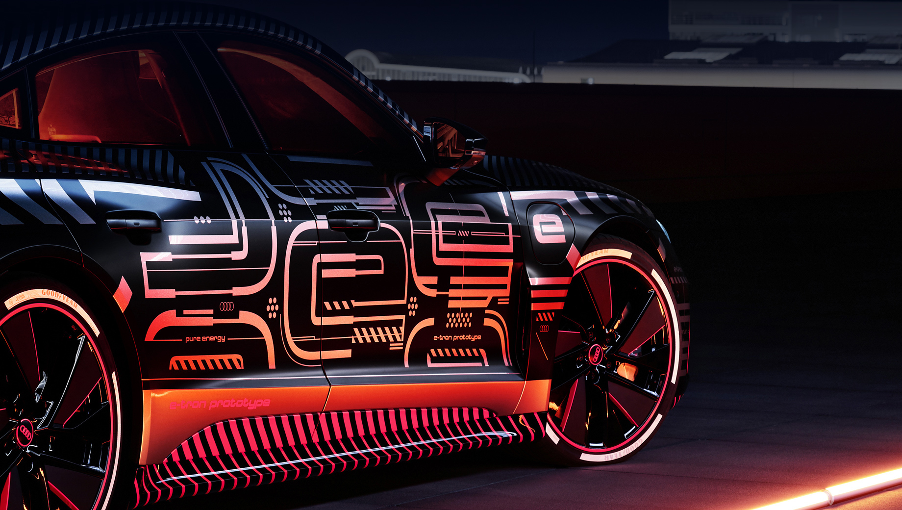 Audi e-tron gt,Audi rs e-tron gt. Электрокар e-tron GT является ближайшим родственником седана Porsche Taycan и использует совместно разработанную Porsche и Audi платформу J1, конечно с некоторыми поправками под конкретную модель.