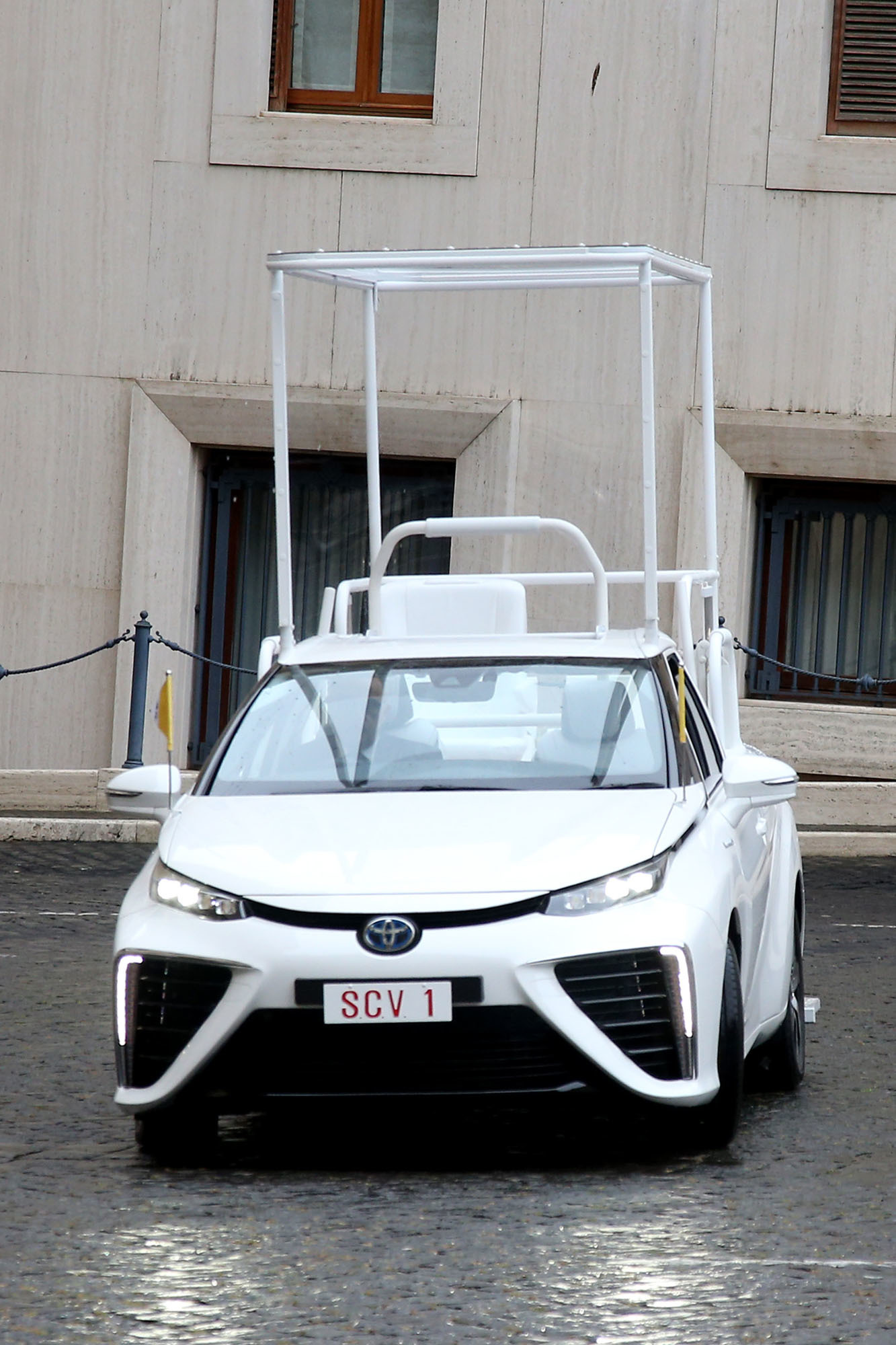 Водородная Toyota Mirai вошла в автопарк Папы Римского — ДРАЙВ