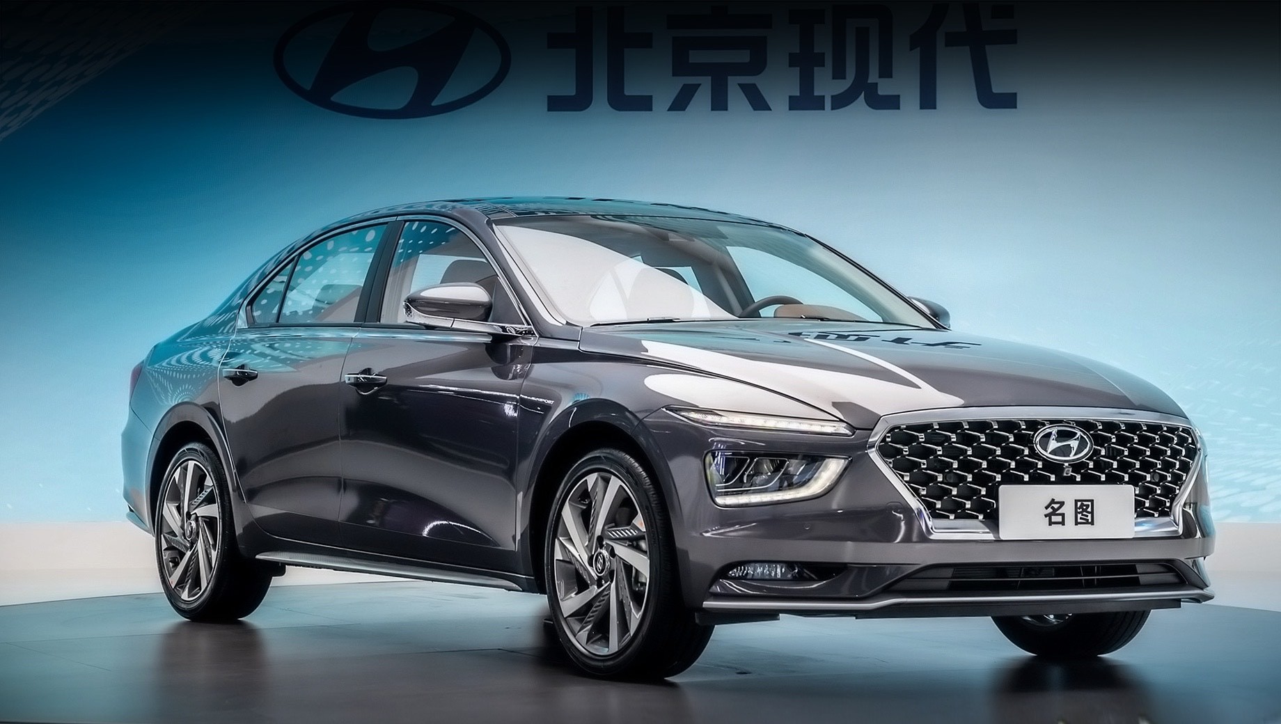 Hyundai mistra,Hyundai mistra ev. Производство четырёхдверки Hyundai Mistra на заводе в Пекине стартует в ближайшее время, а продажи модели начнутся в первом квартале 2021 года. Реализация машины за пределами Поднебесной, как и раньше, не планируется.