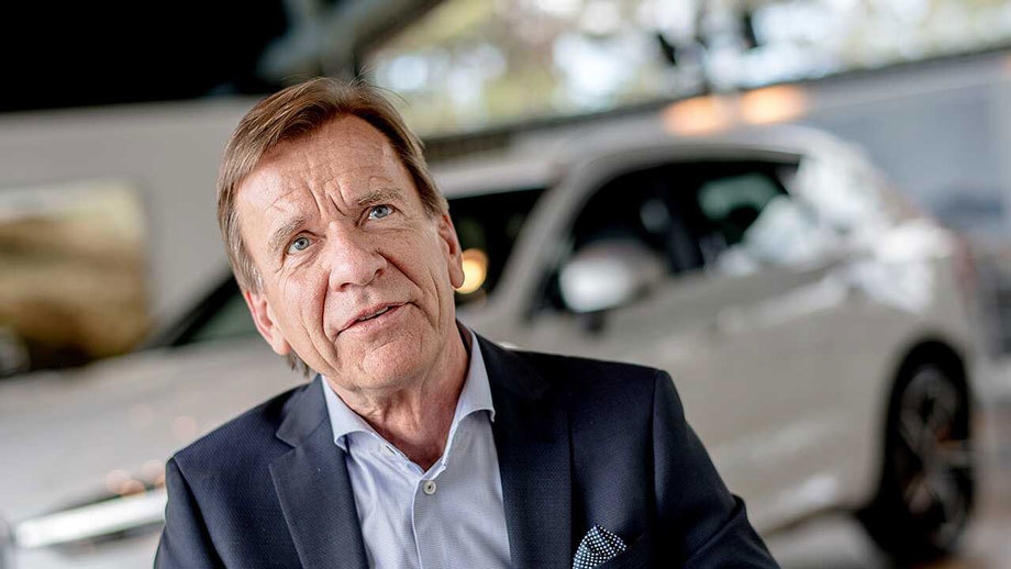             «Временные стимулы могут подтолкнуть индустрию в правильном направлении, но для правительств будет эффективнее установить чёткие правила в отношении электрического будущего, — уверен шеф Volvo. — Бензиновые и дизельные моторы, очевидно, частью будущего не являются».
