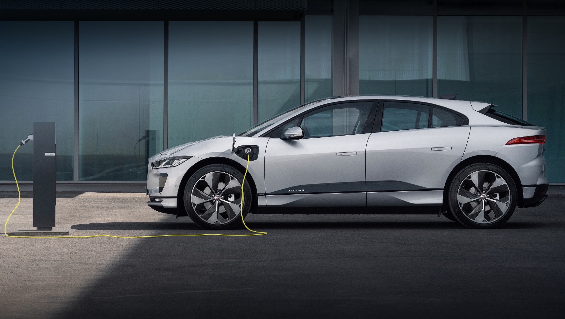 Jaguar j-pace. Сейчас у Ягуара в модельной линейке есть один электрокар ― пятидверный I-Pace. Но в 2021 году ожидается выход электрических моделей XJ и J-Pace, а после выйдет конкурент Тесле Model 3 ― компактный электрический автомобиль, который заменит теряющие популярность модели XE и XF.
