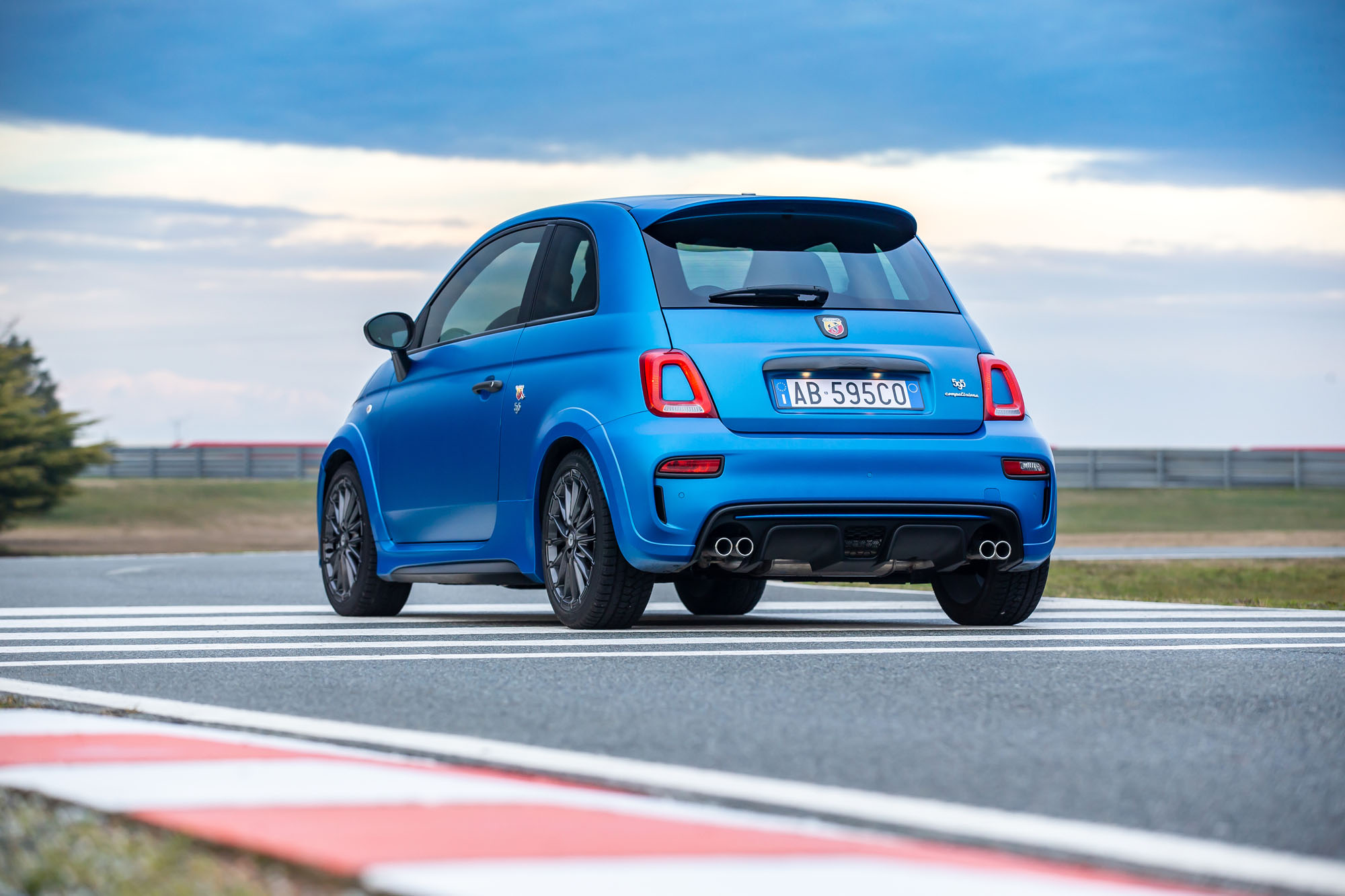 Хот-хэтч Abarth 595 обзавелся двумя спецверсиями — Авторевю