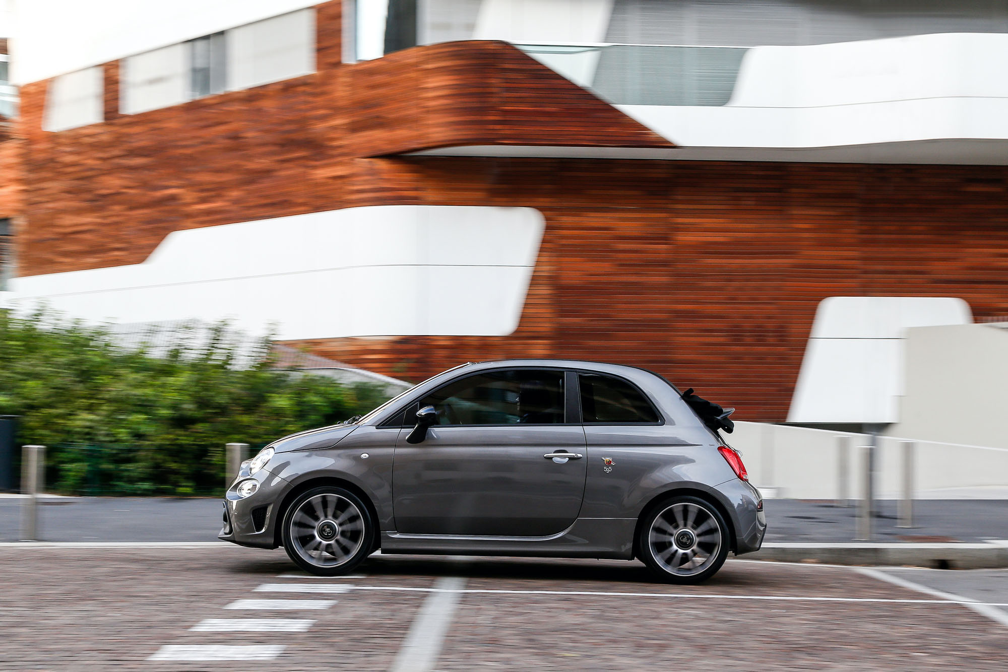 Обновленный Abarth 595 стал мощнее и обзавелся «самоблоком» — Авторевю