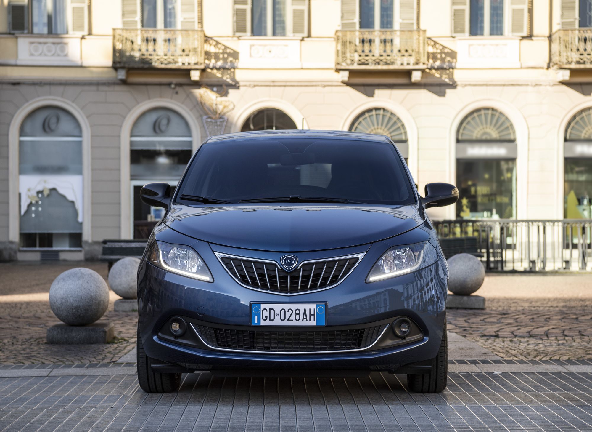 Машина Lancia Ypsilon 2014