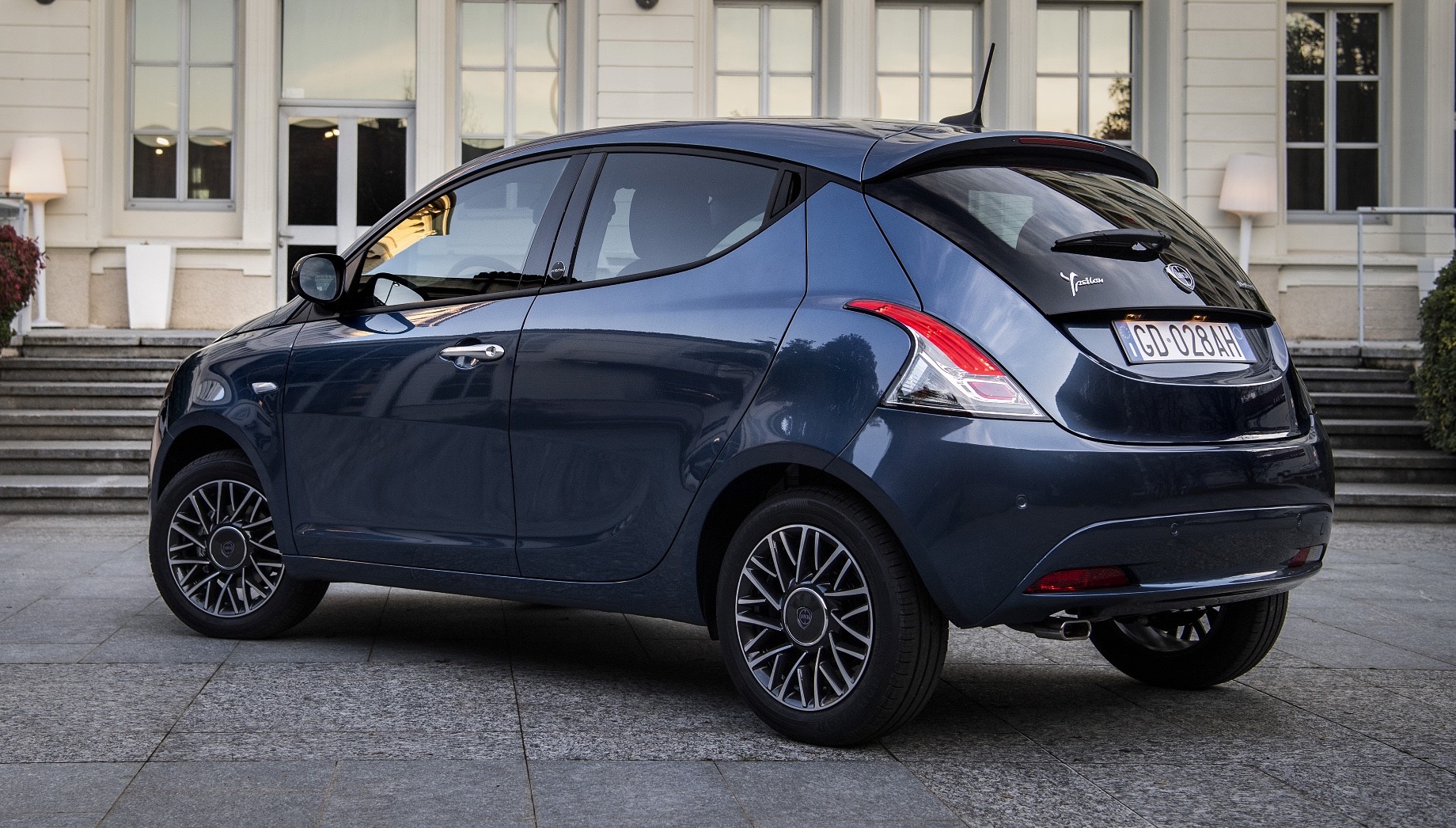 Машина Lancia Ypsilon 2014