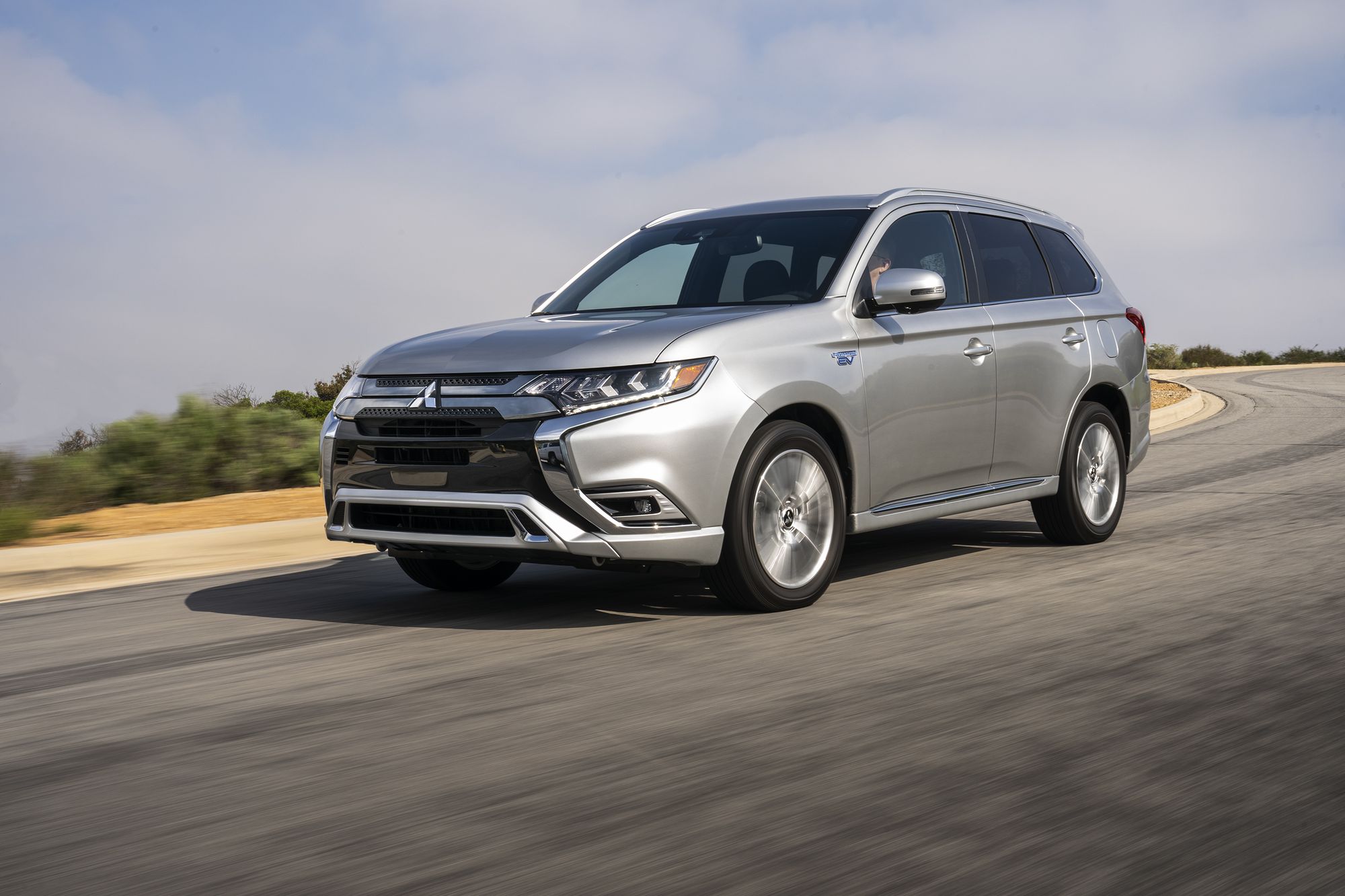 Обновлённый Mitsubishi Outlander PHEV добрался до США — ДРАЙВ