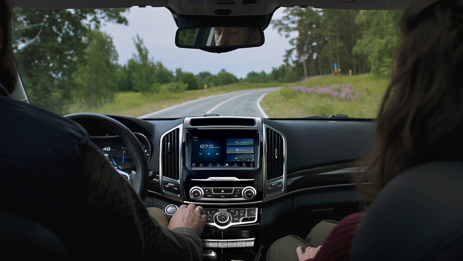 Диагональ тачскрина выросла до девяти дюймов (+1). Появилась цифровая приборка. Чёрная либо коричневая кожа Nappa с ромбовидной прострочкой дополнена вставками из шпона. Топ-версия распознаёт дорожные знаки, предупреждает об открытой двери, выходе из полосы и возврате на неё.