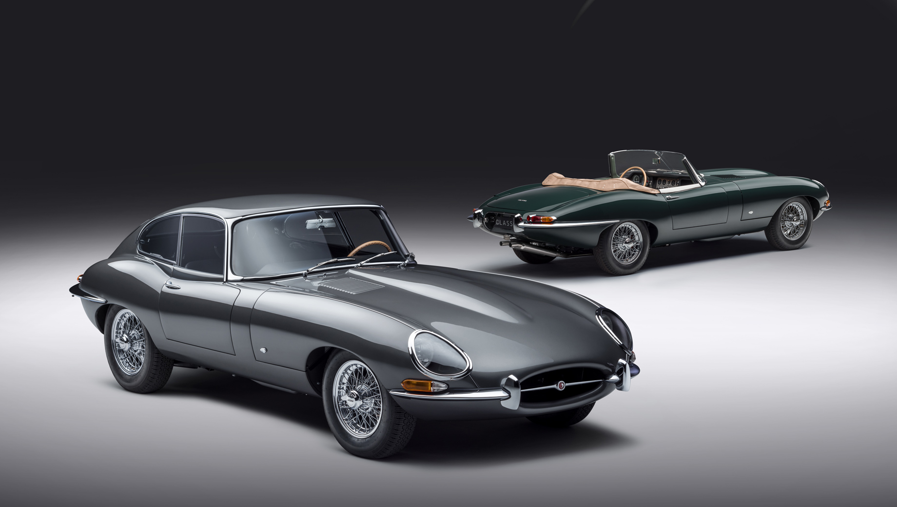 Jaguar e-type. Все купе окрасят в неповторимый цвет Flat Out Grey, а интерьер будет отделан кожей Smooth Black. У родстера — кузов уникального оттенка Drop Everything Green, интерьер — Suede Green. В обоих случаях салон получит элементы из 1961 года.
