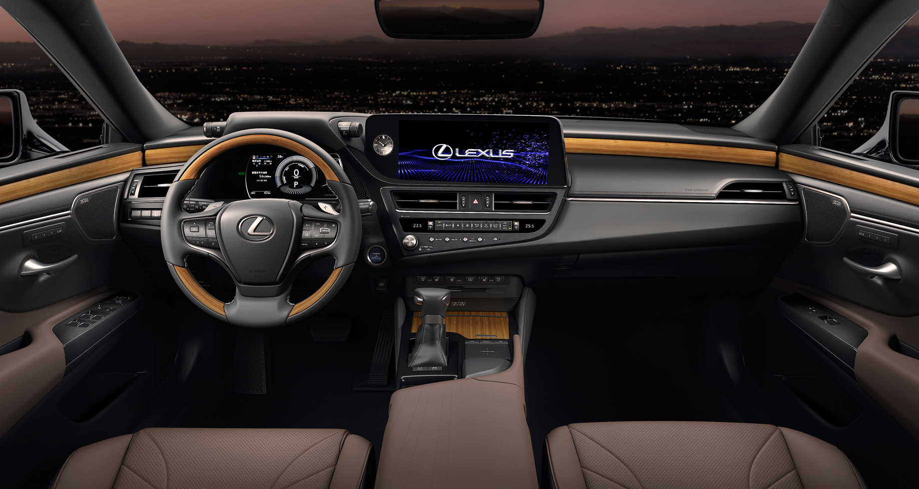 Новый центральный экран расположился на 100 мм ближе к водителю, чем прежний, и повёрнут к нему на пять градусов. В цветовых вариантах интерьера — новые версии: серо-коричневый Mauve, тёмный Sumi Black и коричневый Dark Brown, а в отделке использован орех.