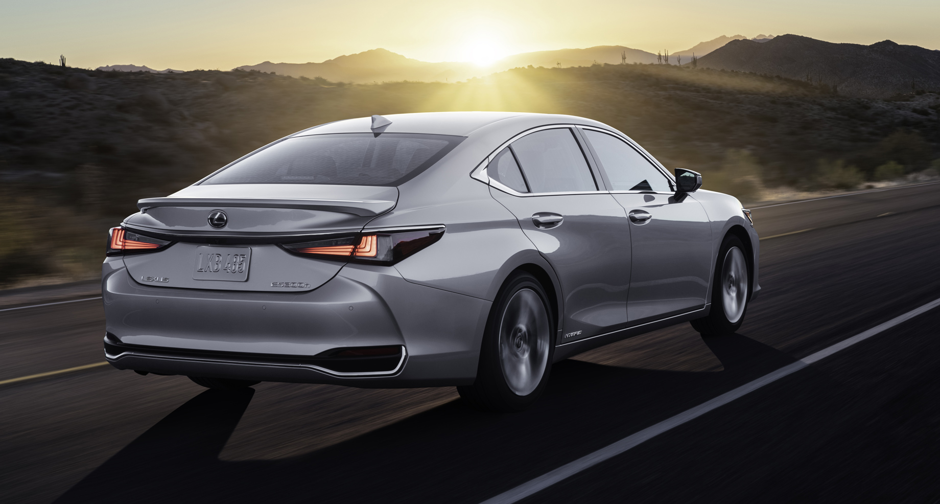 Сзади дизайн сохранился. Перемен в моторной гамме нет. В арсенале бензиновые двигатели 2.0 (150 л.с., 192 Н•м), 2.5 (200 л.с., 243 Н•м), V6 3.5 (249, 250 или 302 л.с., 356 Н•м, мощность зависит от рынка), и <a href="/e/B91FQEAAANw" class="c-link">гибридная вариация</a> на базе агрегата 2.5 с комбинированной отдачей в 218 сил. В кузовную палитру добавлены оттенки Sonic Iridium и Sonic Chrome.