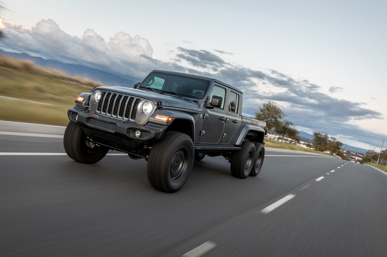 Пикап Jeep Gladiator раздобыл третью ось в ателье Next Level — ДРАЙВ