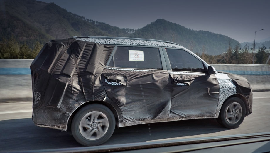 Kia ky mpv. Прототип был сфотографирован в середине апреля на шоссе в Южной Корее, несмотря на знак в окне, запрещающий съёмку. Местные папарацци, как ни странно, приняли новичка за Hyundai Kona N, хотя тот выглядит как «растянутый» субкомпакт Hyundai Venue. 