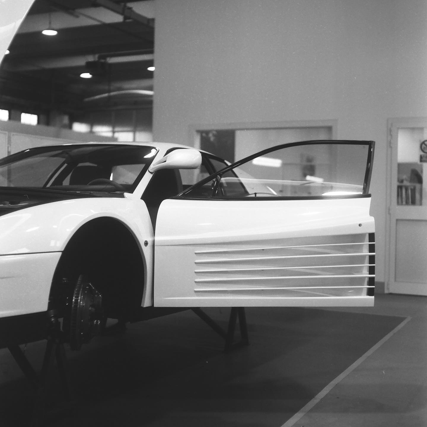 Швейцарцы анонсировали рестомод Ferrari Testarossa — ДРАЙВ