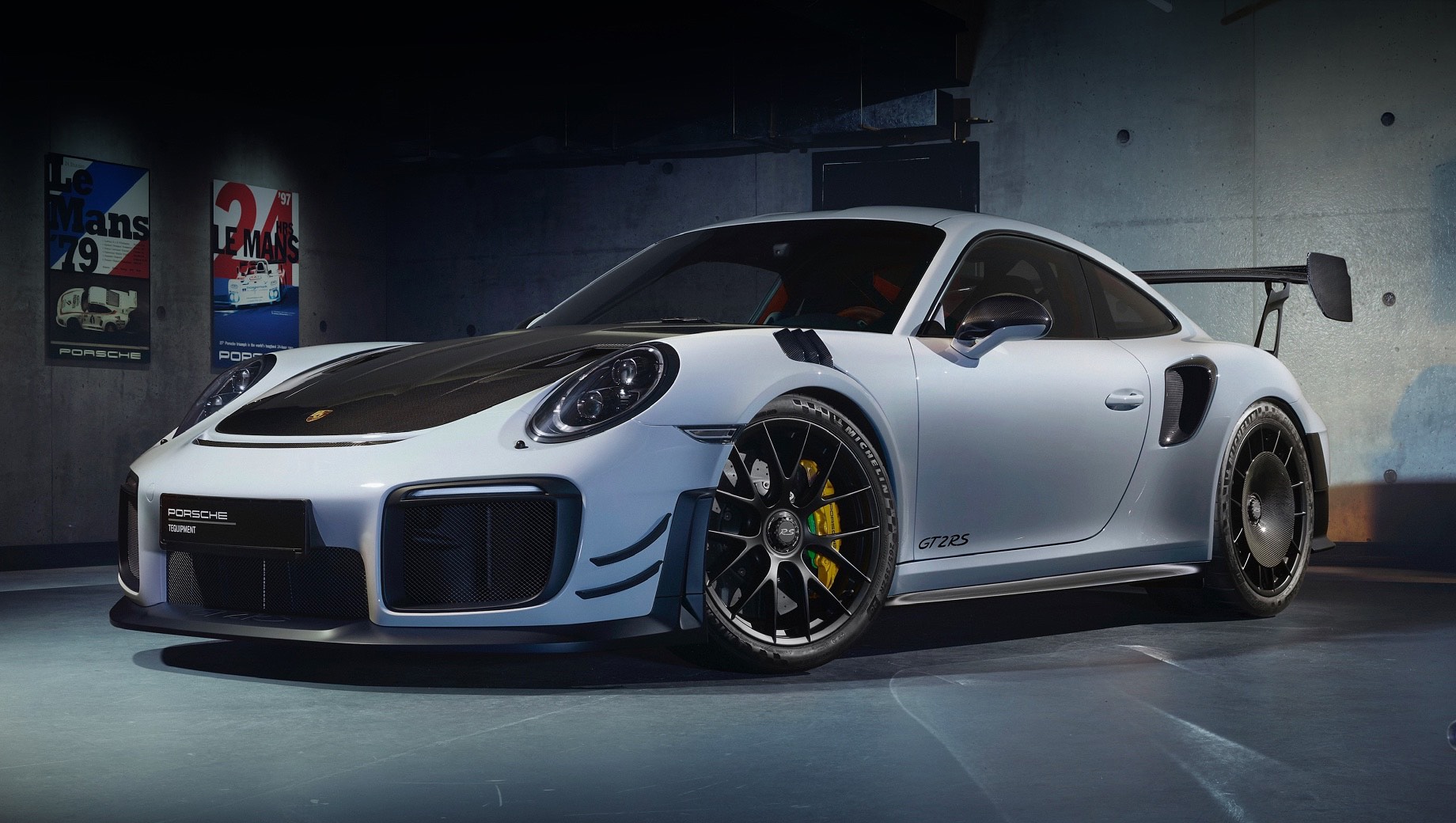 Porsche sonderwunsch. Компания Porsche начала применять индивидуальный подход к своим клиентам ещё в 50-х годах прошлого века. Сейчас, по данным фирмы, около 25% новых 911-х посещают мастерскую Porsche Exclusive Manufaktur. Там же будут работать над машинами по программе Porsche Sonderwunsch.